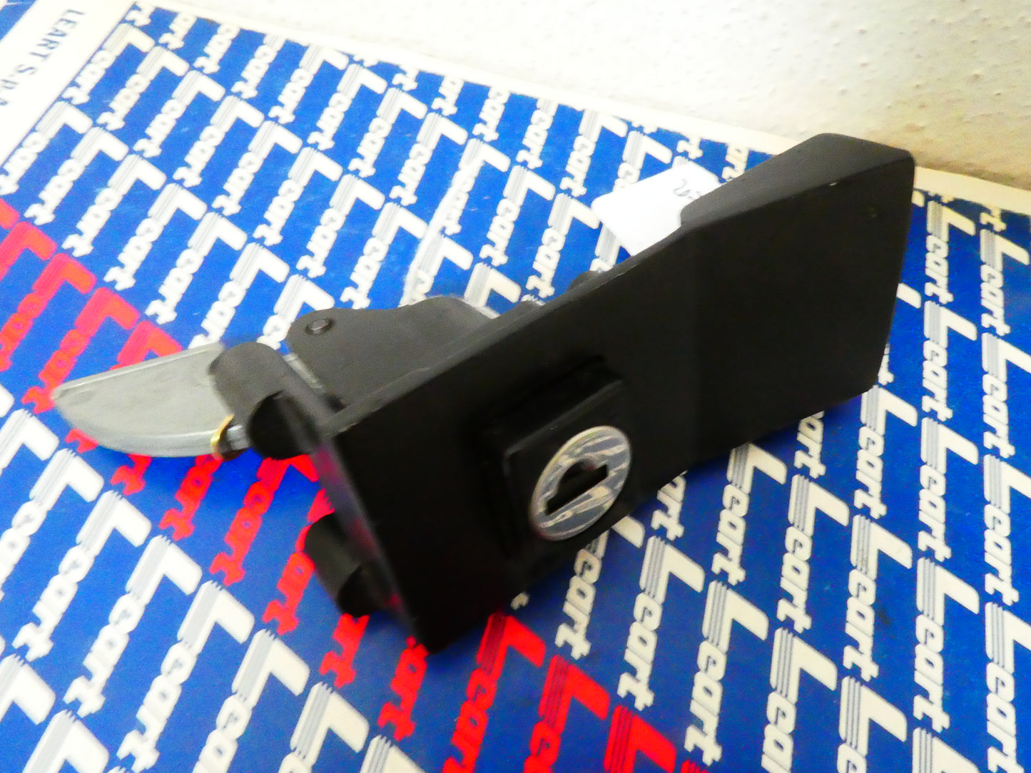 per Fiat 126 auto serratura posteriore cofano motore pulsante meccanismo door rear car (no chiavi)