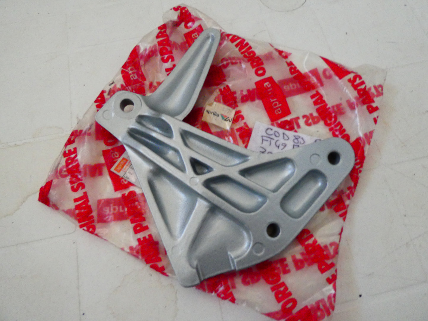 PER APRILIA Pegaso 650 staffa supporto pedana posteriore rear footrest moto braket footpeg 1997 2000 8135877