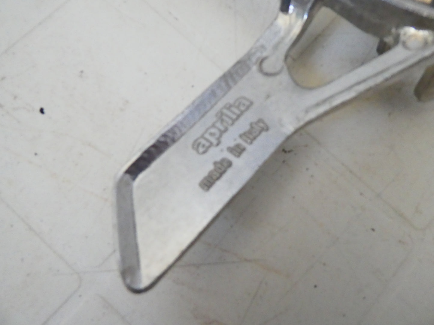 PER APRILIA AF1 125 sintesi replica 8132639 staffa supporto pedana sinistra moto 88 1989 bracket footpeg motorcycle