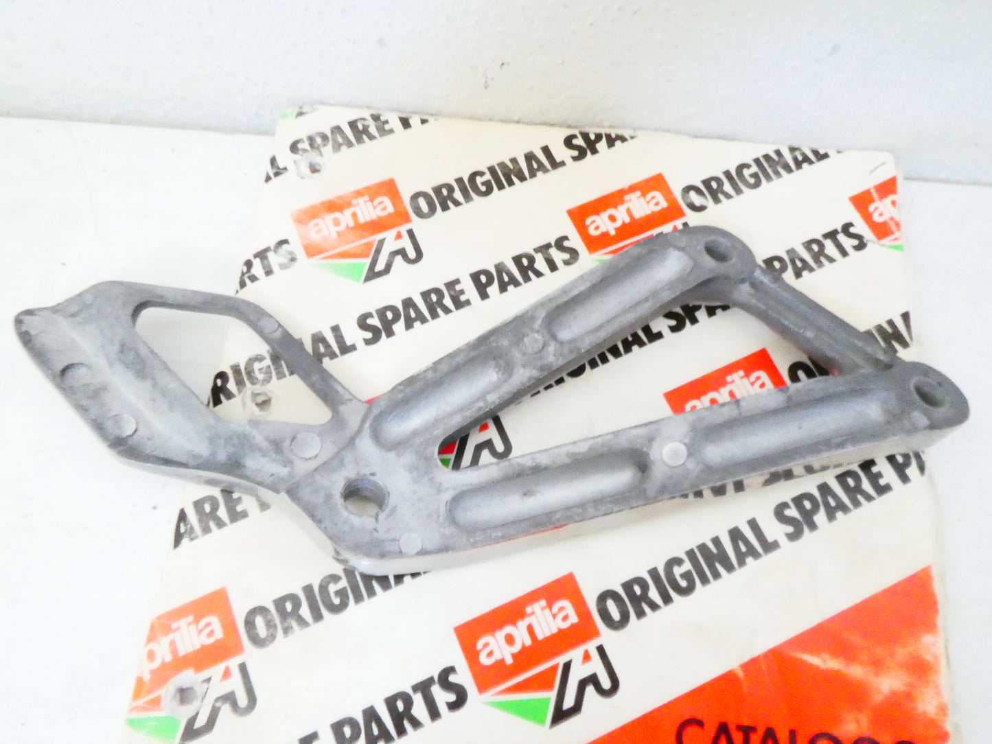 PER APRILIA PEGASO 650 92 96 moto piastra pedana sinistra passeggero plate bracket footrest rear left 8132659