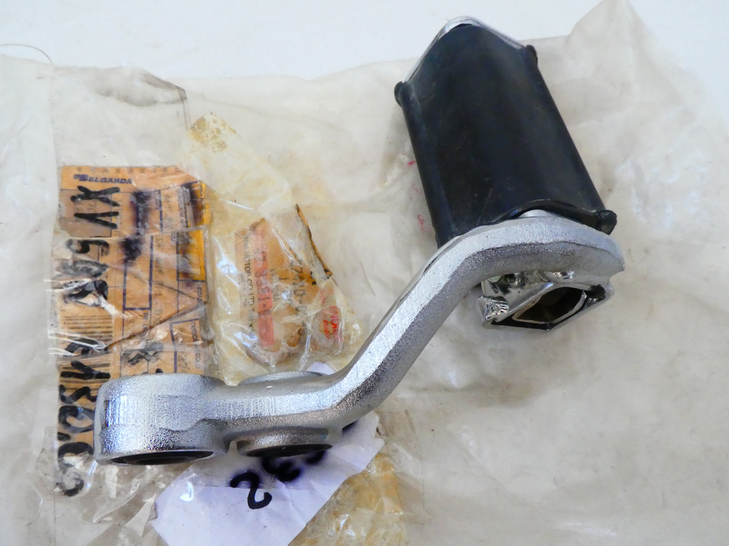 Per Yamaha xv 500 virago 26r staffa pedana destra front footrest bracket right moto 22U27420