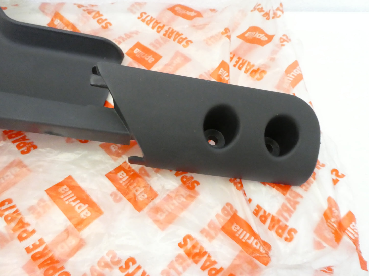 Copia del PER APRILIA Pegaso 650 8135981 paracolpi forcella stelo parafango anteriore sinistro bracket mudguard