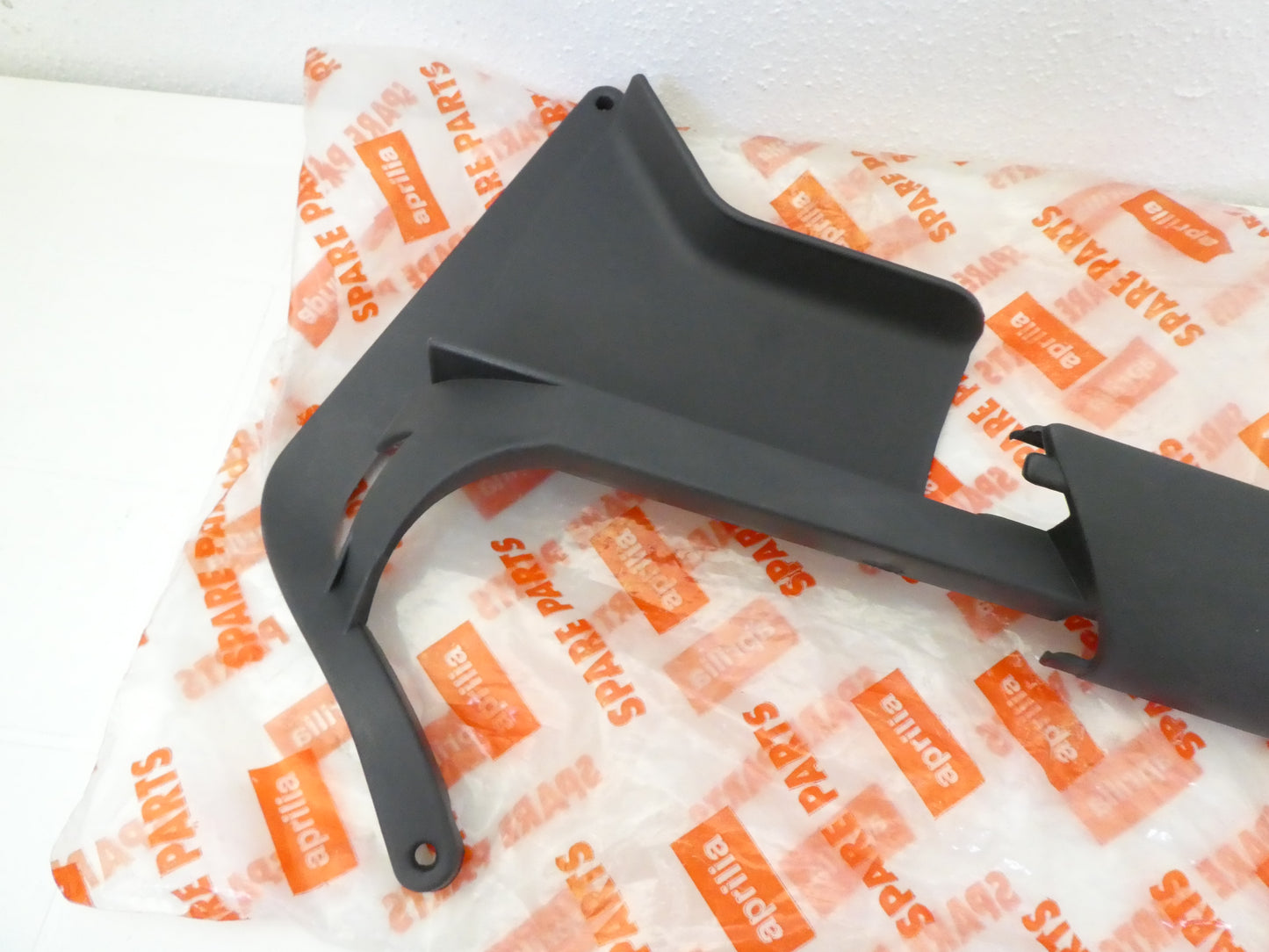 Copia del PER APRILIA Pegaso 650 8135981 paracolpi forcella stelo parafango anteriore sinistro bracket mudguard