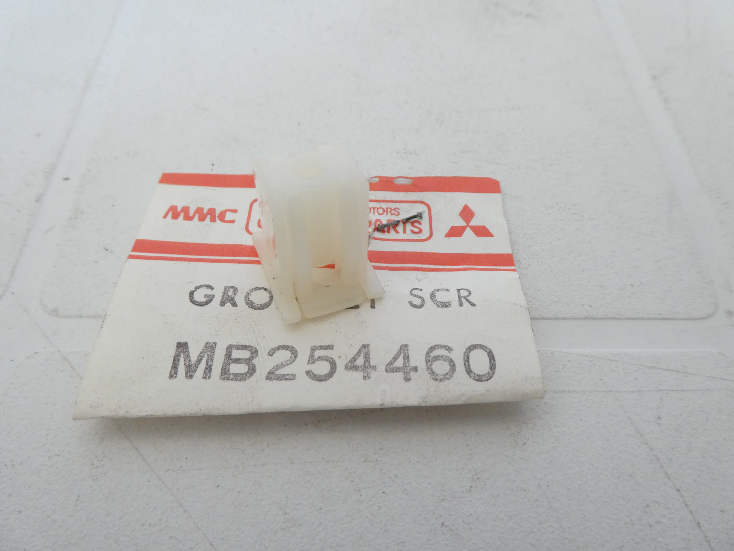 per auto mitsubishi mb254460 grommet screw fixing radiator grill plastic