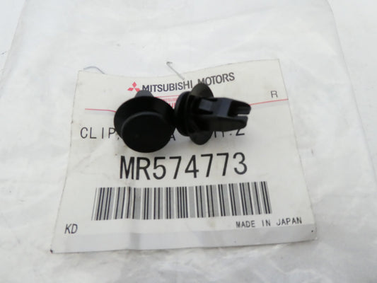 per auto mitsubishi coppia clip fissaggio pair clip fixing side a mr574773