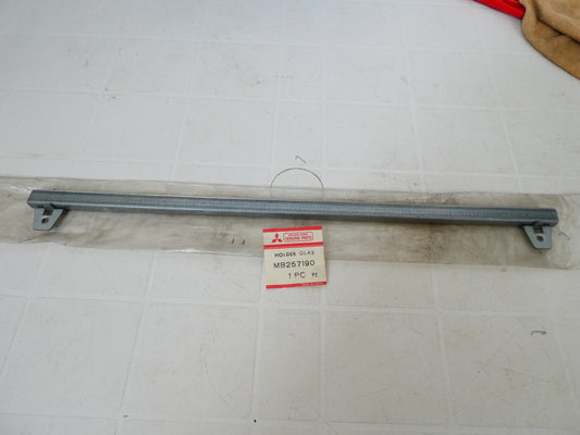 per auto mitsubishi piastra guida vetro sportello holder plate glass door mb257190