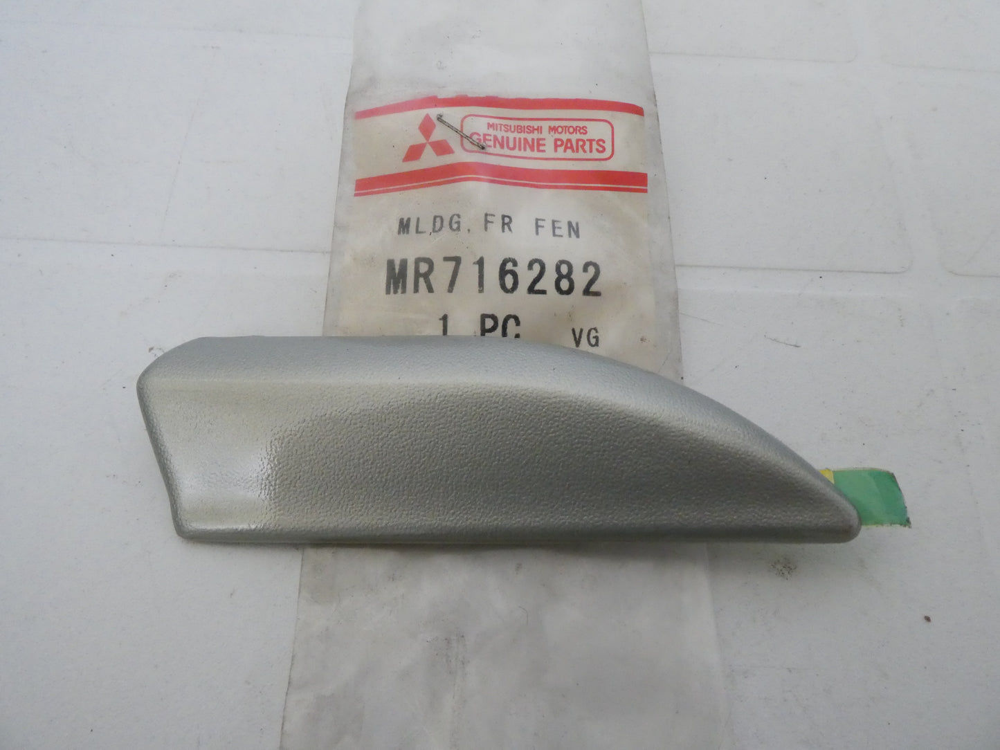 per auto mitsubishi galant emeraude eterna moulding front fender left mr716282