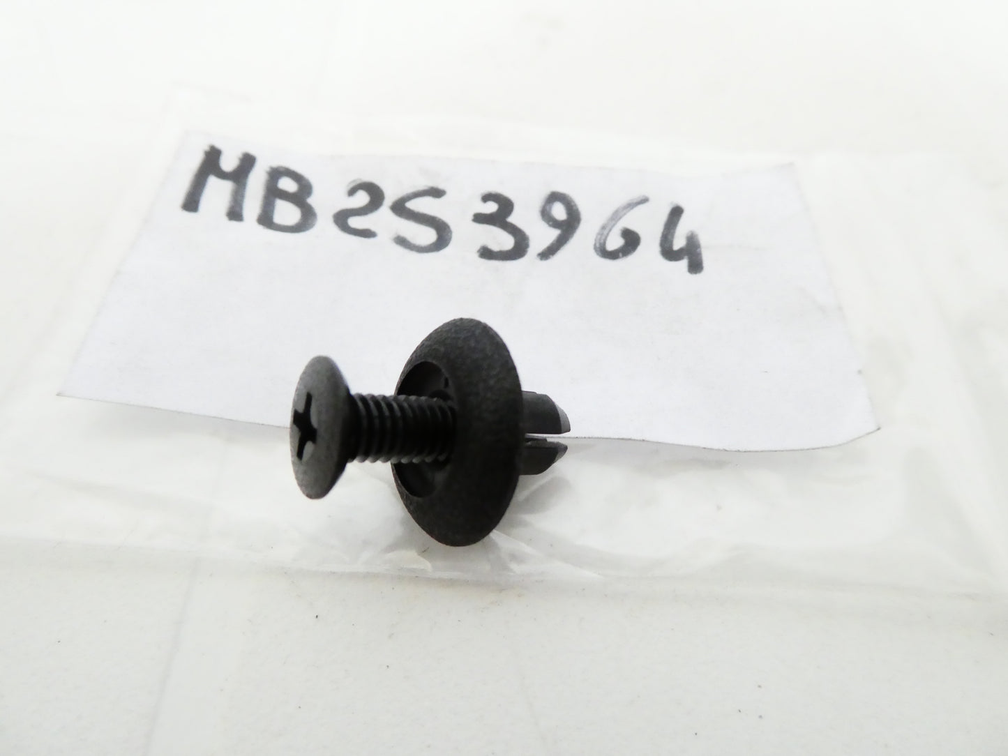 per auto mitsubishi  clip pannello interno esterno  fissaggio fixing panel clip mb253964