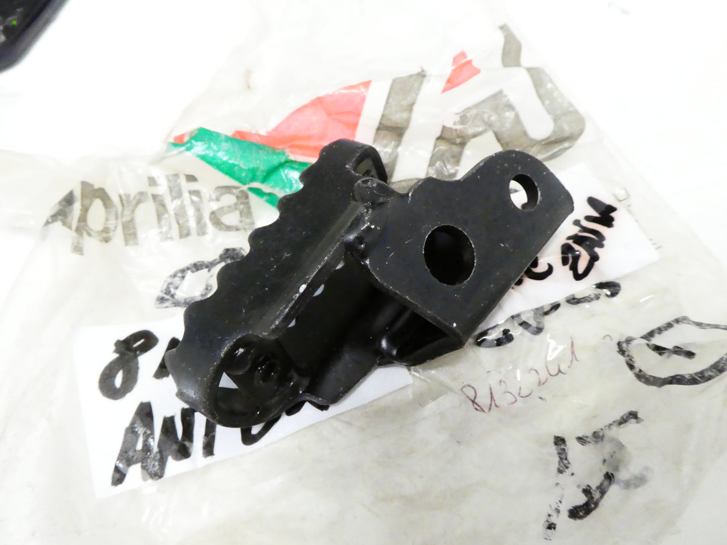 Per Aprilia 125 Tuareg etx 86 Pedana anteriore sinistra nera moto front left footpeg motorcycles (copia)