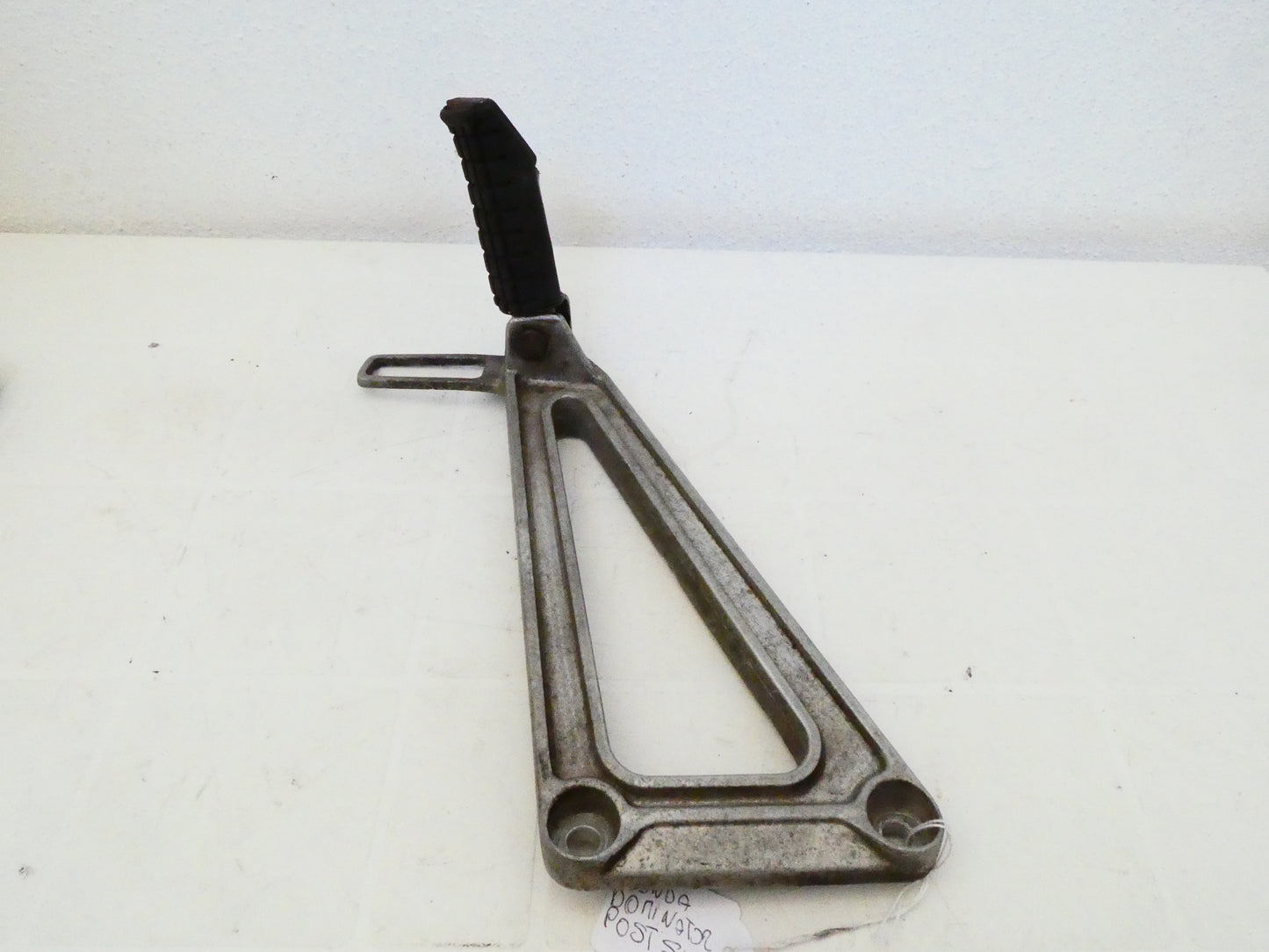 per moto honda dominator nx 650 piastra pedana posteriore sinistra passegero plate rear left  footrest footpeg holder