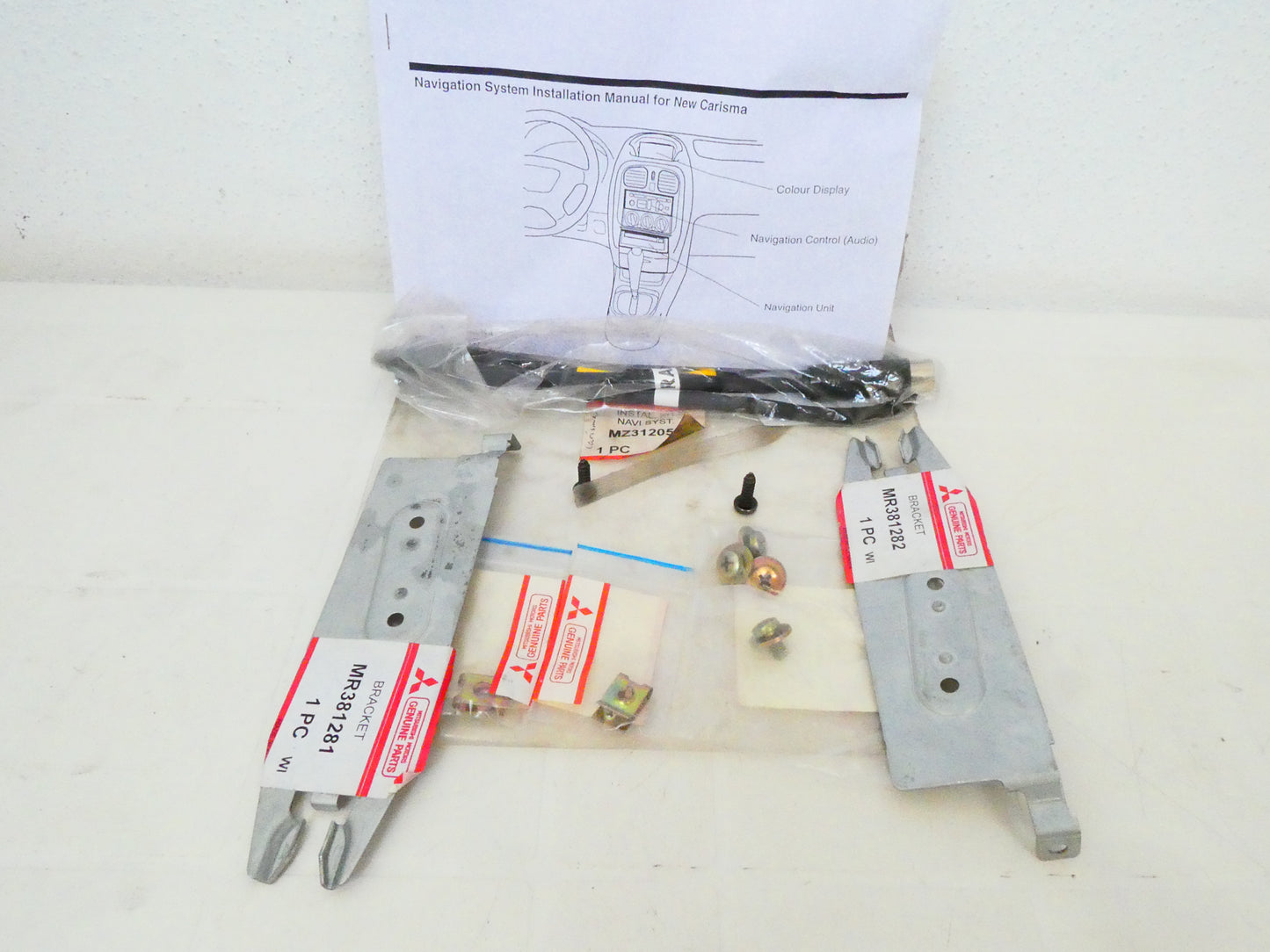 per mitsubishi  new carisma kit installazione naviagatore cavi viti navi system hanger mz312051