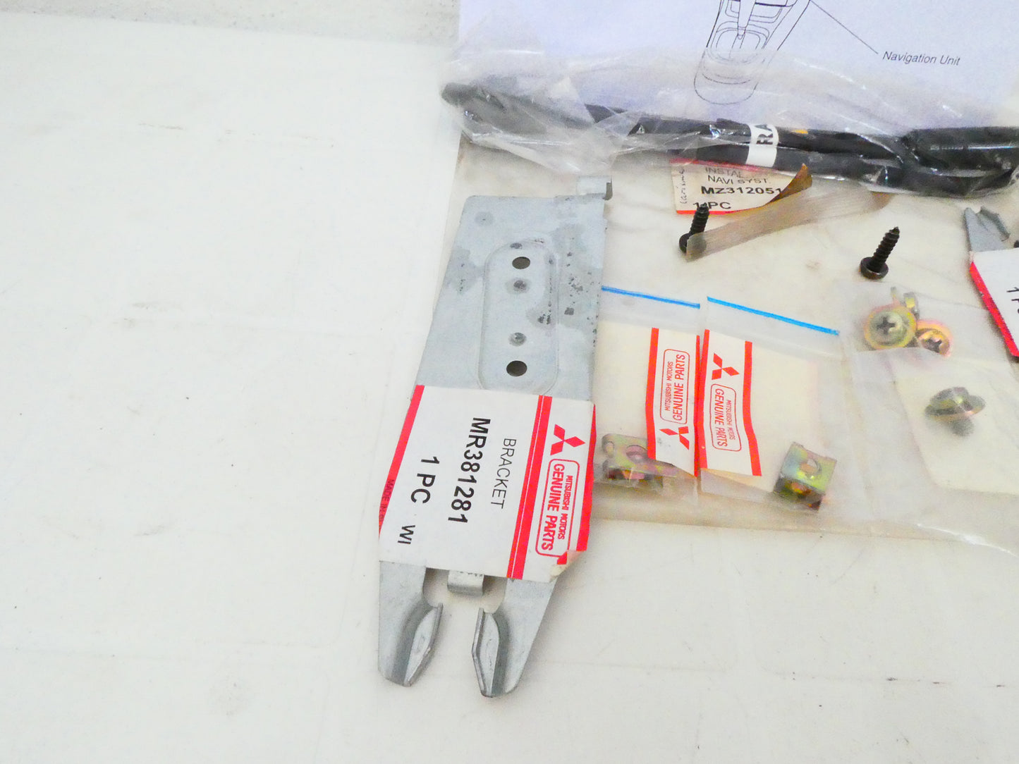 per mitsubishi  new carisma kit installazione naviagatore cavi viti navi system hanger mz312051