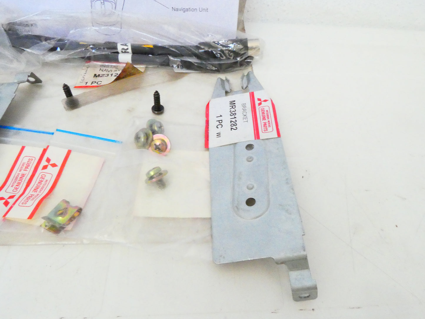 per mitsubishi  new carisma kit installazione naviagatore cavi viti navi system hanger mz312051