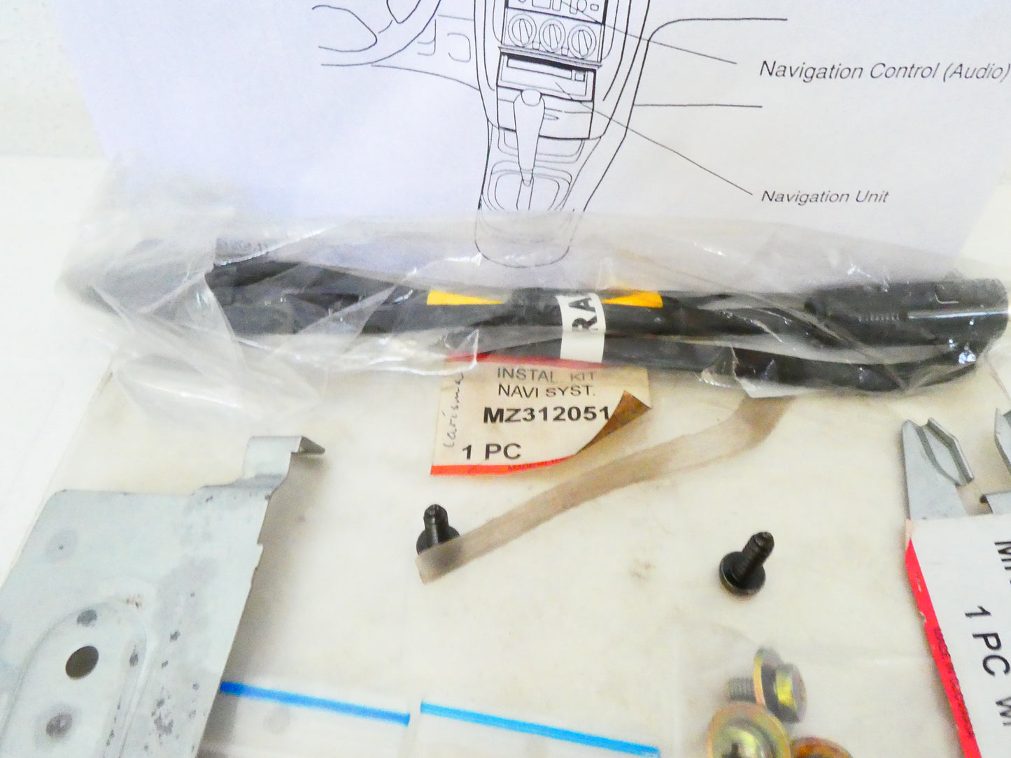per mitsubishi  new carisma kit installazione naviagatore cavi viti navi system hanger mz312051