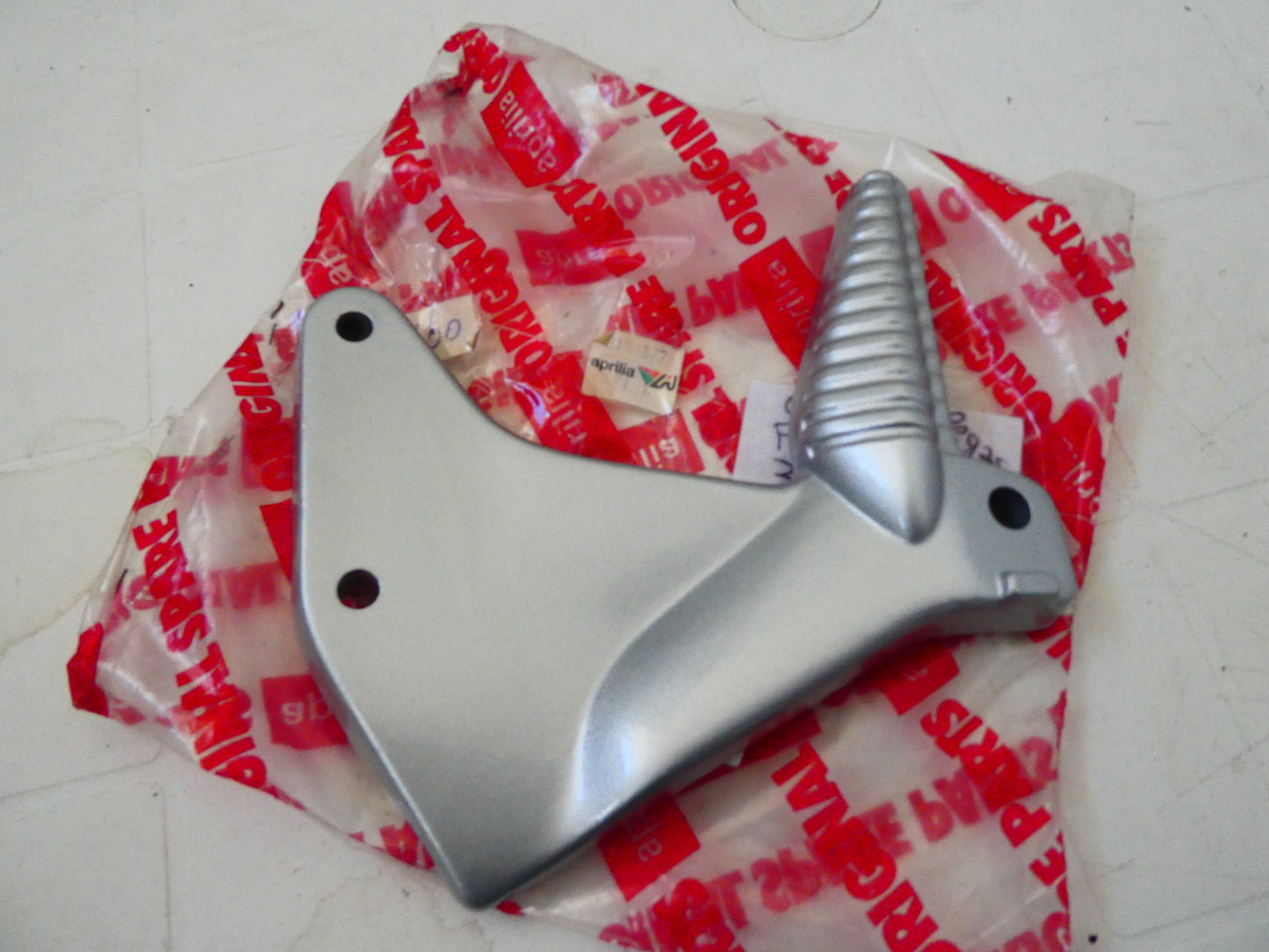 PER APRILIA Pegaso 650 staffa supporto pedana posteriore rear footrest moto braket footpeg 1997 2000 8135877