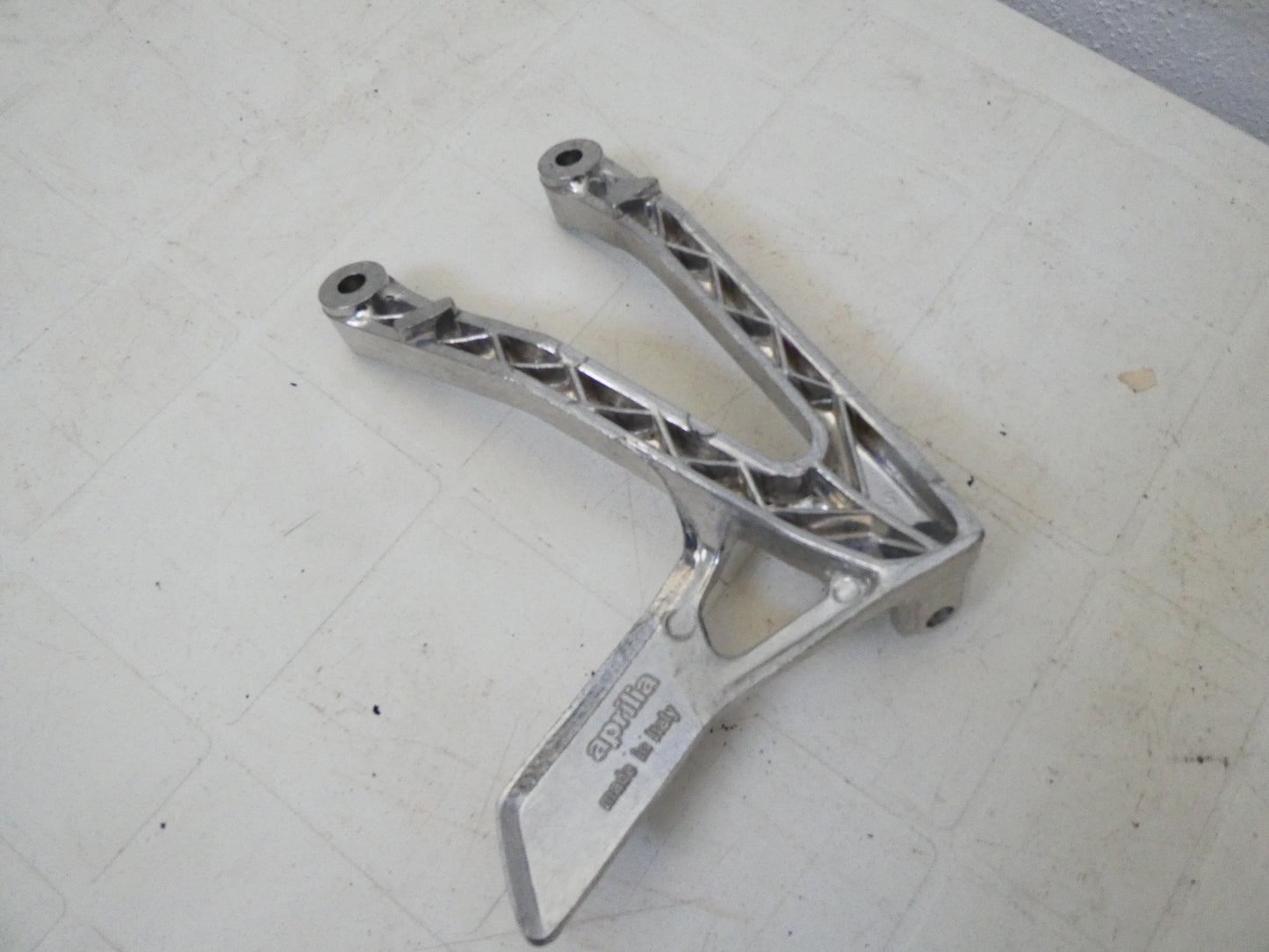 PER APRILIA AF1 125 sintesi replica 8132639 staffa supporto pedana sinistra moto 88 1989 bracket footpeg motorcycle