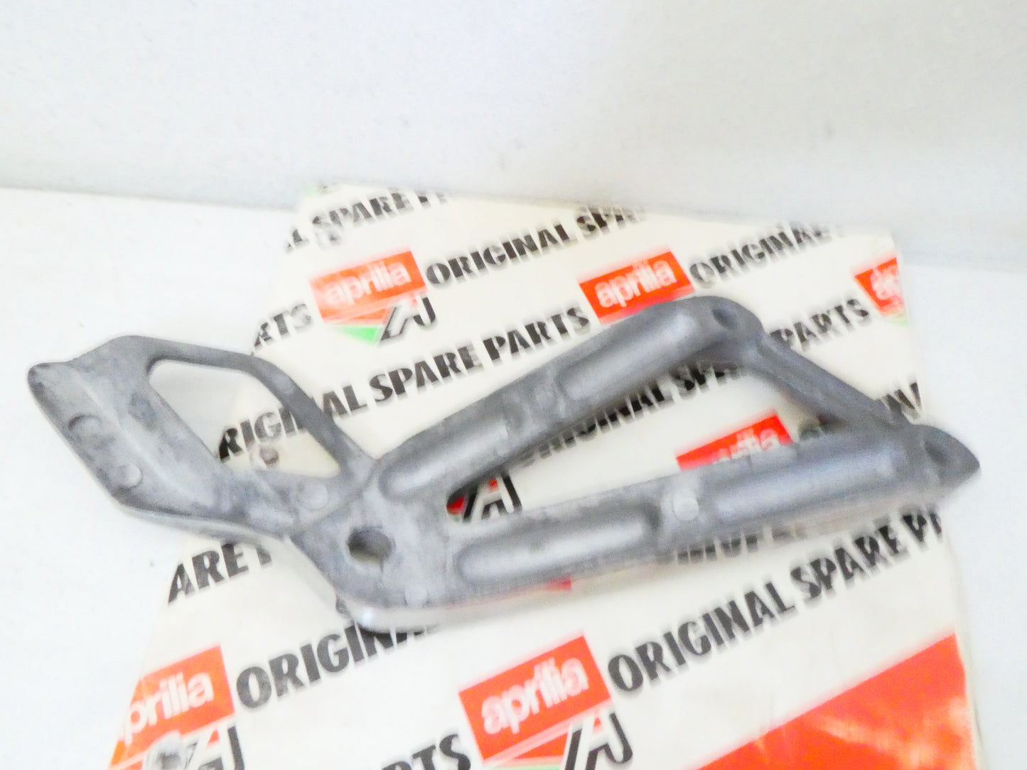 PER APRILIA PEGASO 650 92 96 moto piastra pedana sinistra passeggero plate bracket footrest rear left 8132659