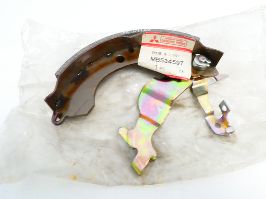 per auto mitsubishi colt lancer 85 92  ganascia freno destra con meccanismo shoe brake right   lining lever mb534597