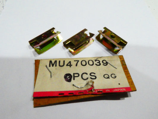 per mitsubishi pajero 92 97 3 clip fermo vetro laterale quarter window glass mu470039