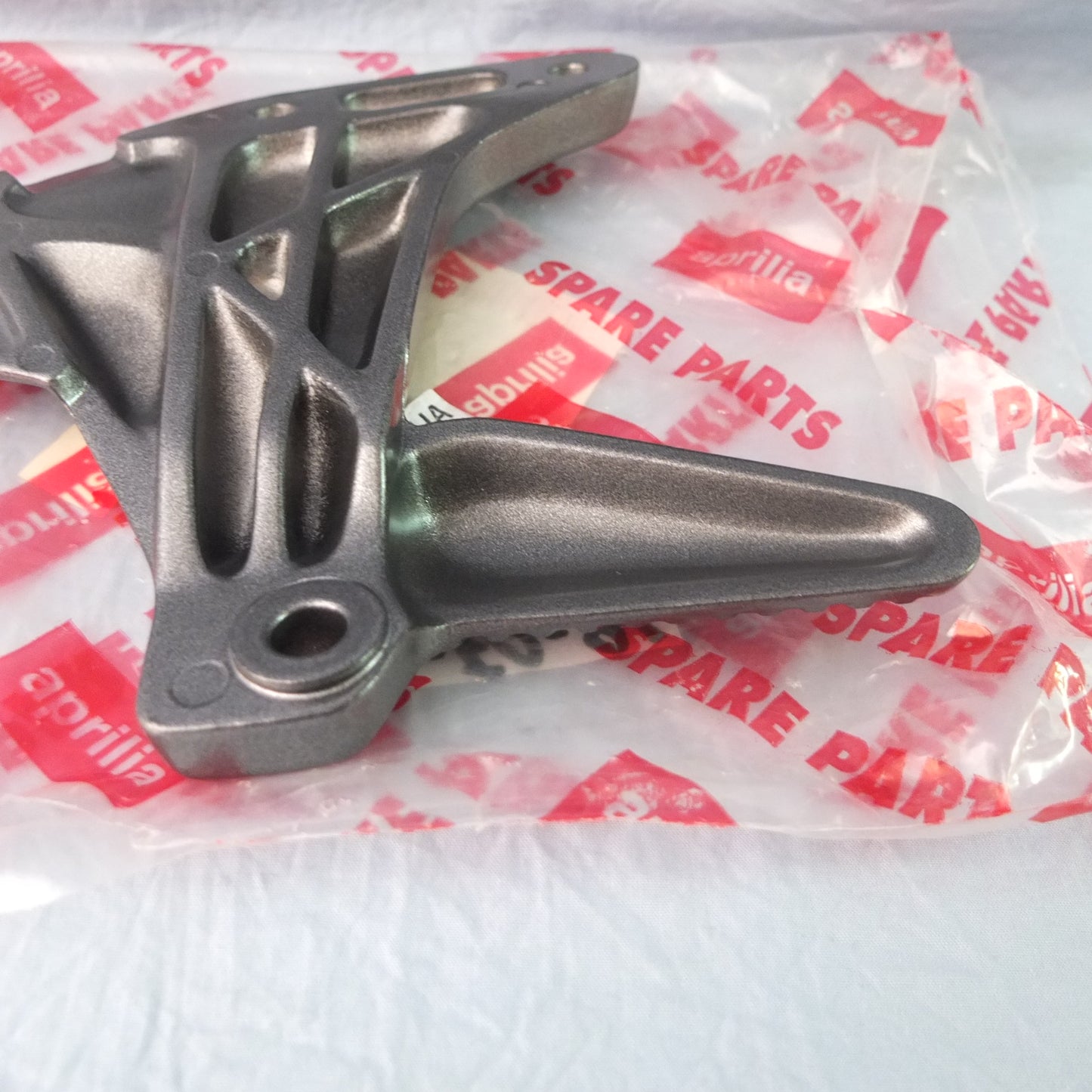 per aprilia pegaso 3 1997 2004 piastra pedana posteriore destra right plate rear footpeg 8146332