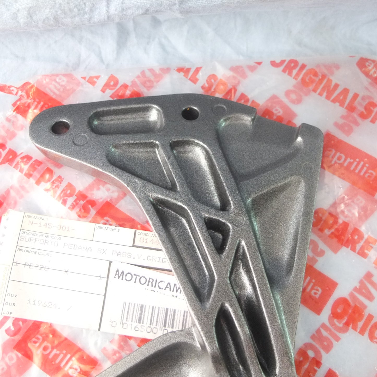 per aprilia pegaso 3 1997 2002 piastra pedana passeggero posteriore sinistra plate left footpeg 8146333